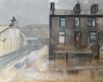 Op de afbeelding: Olieverfschilderij van een straatbeeld met gebouwen onder een bewolkte hemel. De gebouwen zijn in gedempte tinten grijs, bruin en beige, met zichtbare ramen en deuren. Het kunstwerk roept een gevoel van rust op.