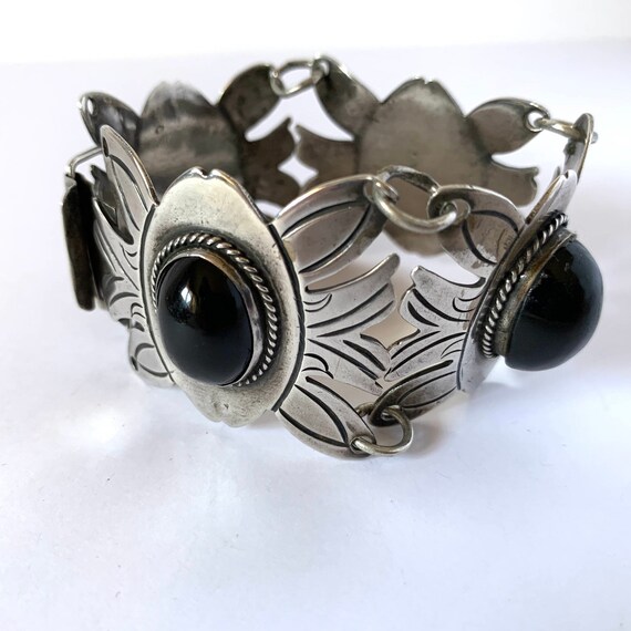 Silver pearl bracelet with 1909 medallion