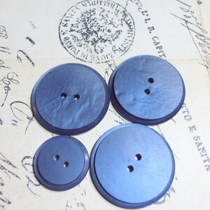 Blauwe knoppen, verhoogde knoppen, antieke knoppen, decoratieve knoppen, kunststof, set van 4, crafting supplies, quilten, vintage knop,