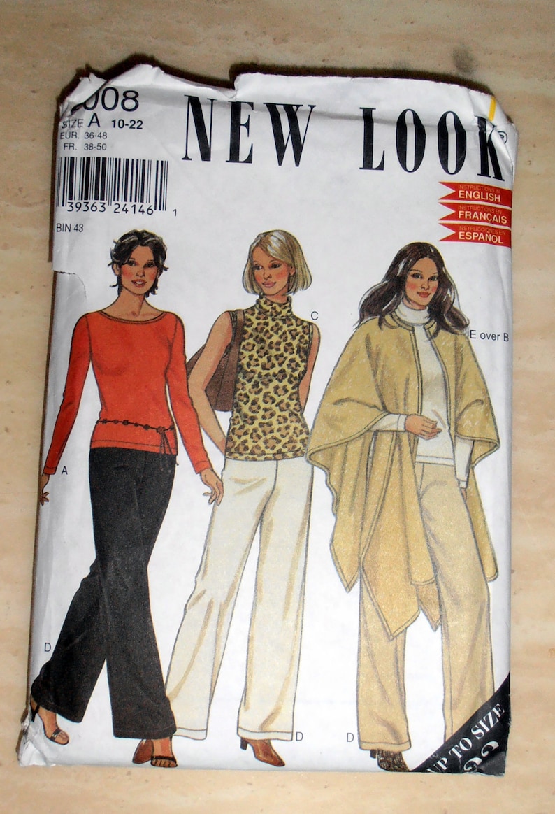 Puede incluir: Un patr&oacute;n de costura para tres atuendos diferentes. El primer atuendo es una blusa roja de manga larga con pantalones negros. El segundo atuendo es una blusa de estampado de leopardo con pantalones blancos. El tercer atuendo es una capa beige con pantalones blancos. El patr&oacute;n es de New Look y es talla 10-22.
