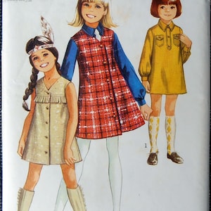 Puede incluir: Patrón de costura Simplicity número 8308 para vestidos de niña. El patrón incluye tres estilos diferentes: un vestido a cuadros con un chaleco, un vestido liso con ribete de flecos y un vestido liso con un bolsillo. El patrón es para las tallas 10 y 28 1/2 pulgadas.