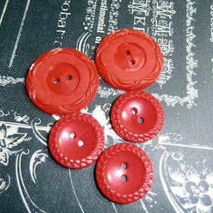 Rode knoppen, vintage knoppen, antieke knoppen, unieke knoppen, kunststof, design, set van 5, crafting knoppen, quilten, Epsteam