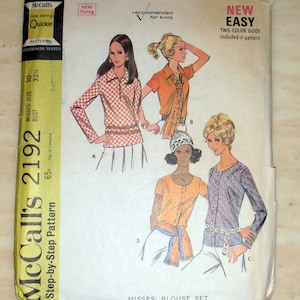 Puede incluir: Un patrón de costura para un conjunto de blusas. El patrón incluye cuatro estilos diferentes de blusas, cada una con un escote y una longitud de manga diferentes. El patrón es para las tallas 10 a 32 y se recomienda para tejidos de punto. El patrón se llama "McCall's 2192" y es un "Patrón paso a paso".