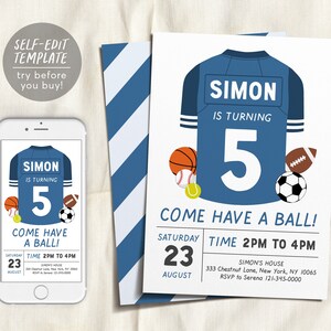 Puede incluir: Invitaci&oacute;n de cumplea&ntilde;os con tem&aacute;tica de camiseta deportiva azul con el texto "SIMON CUMPLE 5". Incluye ilustraciones de baloncesto, b&eacute;isbol, tenis, f&uacute;tbol americano y f&uacute;tbol. Detalles del evento incluidos.