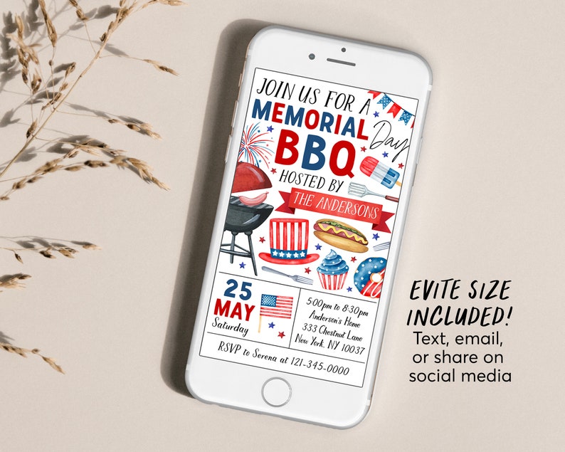 Pode incluir: Um convite digital para um churrasco do Dia de Mem&oacute;ria organizado pelos Andersons. O convite apresenta um esquema de cores vermelho, branco e azul com ilustra&ccedil;&otilde;es de fogos de artif&iacute;cio, uma churrasqueira, cachorros-quentes e cupcakes. A data &eacute; 25 de maio e o hor&aacute;rio &eacute; das 17h00 &agrave;s 20h30. O endere&ccedil;o &eacute; 333 Chestnut Lane, New York, NY 10037. As informa&ccedil;&otilde;es de RSVP s&atilde;o para Serena no 121-345-0000. O texto "EVITE SIZE INCLUDED!" tamb&eacute;m est&aacute; inclu&iacute;do no convite.
