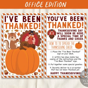 Puede incluir: Dos tarjetas con temática de Acción de Gracias con texto e ilustraciones en naranja y marrón. Una tarjeta dice "I'VE BEEN THANKED!" con una ardilla, un pavo y una calabaza. La otra tarjeta dice "YOU'VE BEEN THANKED!" con instrucciones.