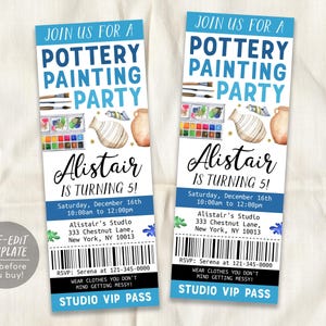 Può includere: Un biglietto blu e bianco con il testo "Join us for a Pottery Painting Party" e "Alistair compie 5 anni!" Il biglietto include i dettagli per la festa, tra cui la data, l'ora, il luogo e le informazioni RSVP. Il biglietto dice anche "Studio VIP Pass" in basso.
