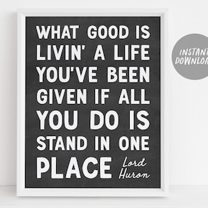 Könnte beinhalten: Schwarz-weiß druckbarer Zitat auf einem schwarzen Tafelhintergrund. Das Zitat lautet: "What good is livin' a life you've been given if all you do is stand in one place." Das Zitat wird "Lord Huron" zugeschrieben.