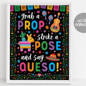 Può includere: Un cartello stampabile in bianco e nero con accenti colorati. Il cartello dice "Grab a Prop, Strike a Pose and Say Queso!" con una piñata, maracas, un sombrero e una chitarra.