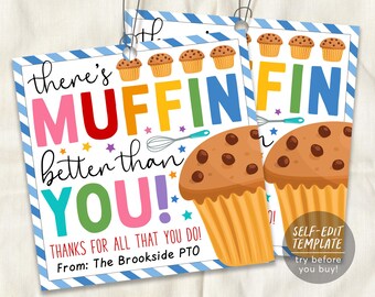 Könnte beinhalten: Ein quadratisches Geschenkanhänger mit blau-weiß gestreiftem Rand und einer Abbildung eines großen Schokoladenmuffin. Der Text lautet: there's MUFFIN better than YOU! THANKS FOR ALL THAT YOU DO! From: The Brookside PTO. Enthält bunte Sterne und einen Schneebesen.