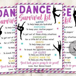 Op de afbeelding: Een rechthoekige kaart met de titel Dance Survival Kit in paarse en roze tekst, met zwarte silhouetten van dansers in verschillende houdingen, kleurrijke sterren en een gestreepte rand. De tekst somt verschillende items op.