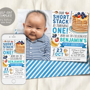 Puede incluir: Un fondo a rayas azul y blanco con una foto de un bebé. La invitación es para una fiesta de primer cumpleaños con el texto "Our Short Stack is Turning One!" y "Join us to Celebrate Benjamin's First Birthday!" La invitación también incluye una pila de panqueques con fruta y una fecha del 23 de octubre.