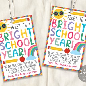 Plantilla editable de etiquetas de regalo para el primer día de clases del año escolar brillante, Rainbow Back To School Teacher Staff Students PTO PTA, Gracias Favor