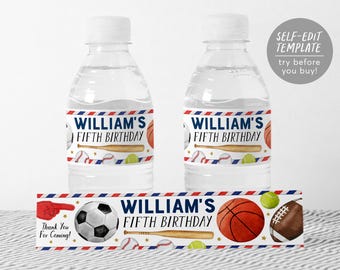 Może przedstawiać: Dwie przezroczyste plastikowe butelki na wodę z etykietami zawierającymi tekst WILLIAM'S FIFTH BIRTHDAY, kij baseballowy, piłki baseballowe i piłki sportowe. Pasujący poziomy pasek etykiety wyświetla ten sam tekst, piłkę nożną, koszykówkę, futbol amerykański oraz Thank You For Coming.