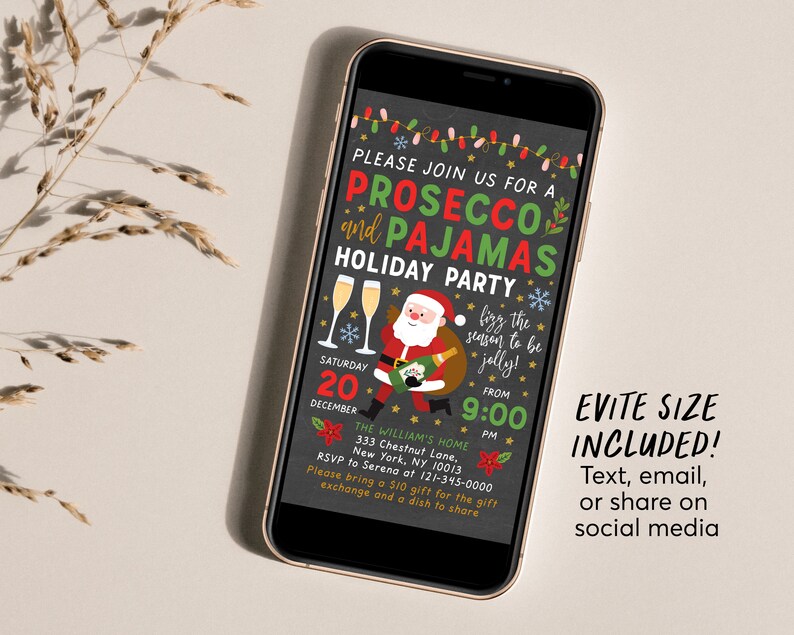 Op de afbeelding: Een digitale uitnodiging voor een kerstfeest met de tekst "Kom gezellig mee naar een Prosecco- en pyjama-kerstfeest" met een cartoon-kerstman die een fles champagne en een glas champagne vasthoudt. De uitnodiging bevat de datum, tijd, locatie en RSVP-informatie. De tekst "Evite-formaat inbegrepen! Tekst, e-mail of deel op sociale media" is ook inbegrepen.