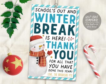 Puede incluir: Una etiqueta de regalo rectangular con un borde de rayas azules y blancas que muestra un muñeco de nieve con un gorro rojo y una bufanda a cuadros. El texto dice: SCHOOL'S OUT AND WINTER BREAK IS HERE! THANK YOU FOR ALL THAT YOU HAVE DONE THIS YEAR! LOVE, THE BROOKSIDE PTO.