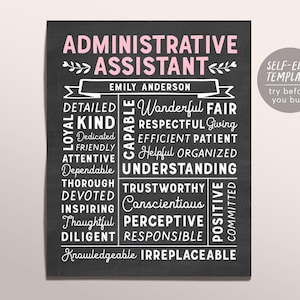 Puede incluir: Un cartel rectangular estilo pizarra con el texto rosa ADMINISTRATIVE ASSISTANT en la parte superior. Debajo, una cinta blanca muestra el nombre EMILY ANDERSON, seguido de una cuadrícula de palabras blancas que describen rasgos profesionales.