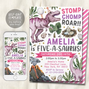Op de afbeelding: Een dinosaurus-thema verjaardagskaart met een aquarel illustratie. De uitnodiging toont een paarse T-Rex, de tekst "STOMP CHOMP ROAR!!" en de naam "AMELIA is FIVE-A-SAURUS!". De uitnodiging heeft een witte achtergrond met roze strepen.