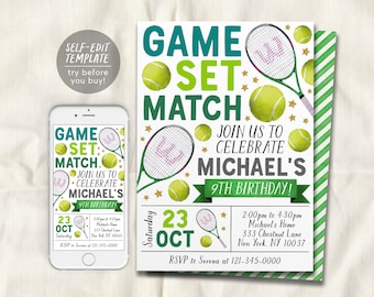 Puede incluir: Una invitación de cumpleaños de tenis en verde, blanco y dorado con el texto "Game Set Match" y "¡Únete a nosotros para celebrar el 9º cumpleaños de Michael!" La invitación incluye una raqueta de tenis, pelotas de tenis y estrellas. La fecha es el 23 de octubre.