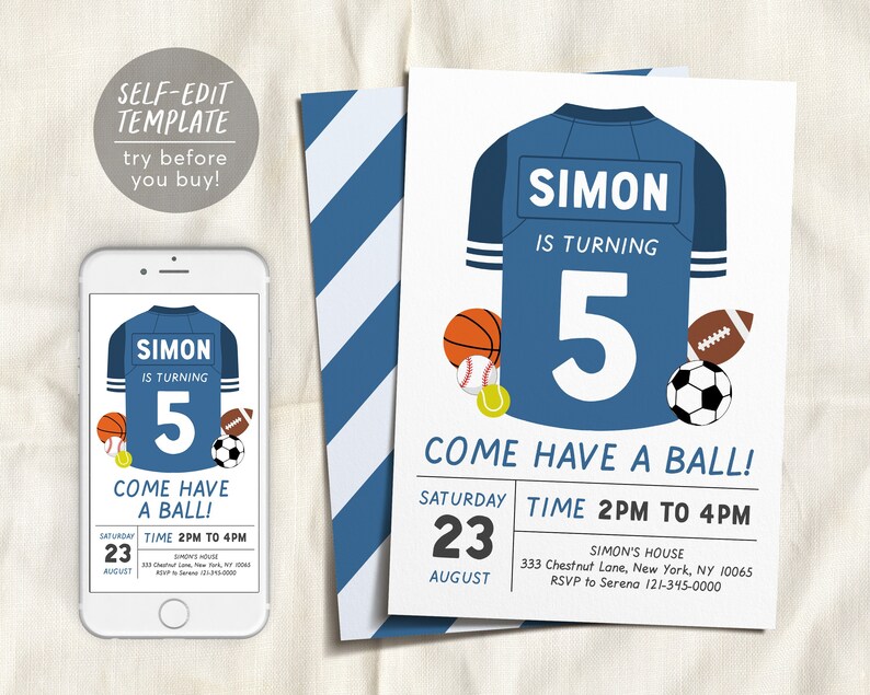 Puede incluir: Invitaci&oacute;n de cumplea&ntilde;os con tem&aacute;tica de camiseta deportiva azul con el texto "SIMON CUMPLE 5". Incluye ilustraciones de baloncesto, b&eacute;isbol, tenis, f&uacute;tbol americano y f&uacute;tbol. Detalles del evento incluidos.