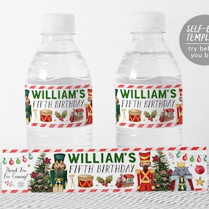 Op de afbeelding: Twee doorzichtige waterflessen met labels met de tekst "WILLIAM'S FIFTH BIRTHDAY". De labels hebben een feestelijk ontwerp met speelgoedsoldaten, drums, een trein en hulst. Een bijpassende banner staat eronder.