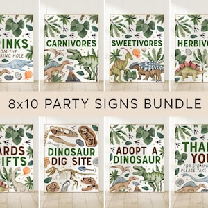 Pode incluir: Oito cartazes de festa de dinossauros imprimíveis de 8x10 polegadas com folhagem verde e ilustrações de dinossauros. Os cartazes incluem: Bebidas do bebedouro, Carnívoros,  Herbívoros, Cartões e presentes, Local de escavação de dinossauros, Adote um dinossauro, e Obrigado por vir! Pegue um petisco.
