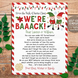 Puede incluir: Una plantilla de carta rectangular con borde a rayas rojas y blancas, con dos elfos de dibujos animados, una cadena de luces navideñas y el texto: From the Desk of Santa Claus, WE'RE BAAACK!, Dear Lauren & William, y un poema sobre vigilancia.