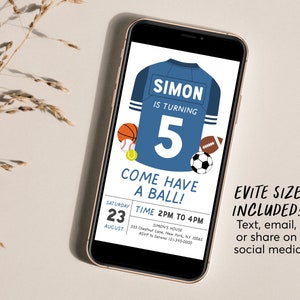 Puede incluir: Un tel&eacute;fono inteligente muestra una invitaci&oacute;n de cumplea&ntilde;os con tem&aacute;tica deportiva en azul. El dise&ntilde;o presenta una camiseta con "SIMON" y el n&uacute;mero "5". Se ilustran balones deportivos. El texto incluye "COME HAVE A BALL!" y detalles.