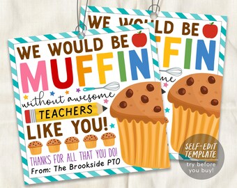 Könnte beinhalten: Zwei rechteckige Geschenkanhänger mit türkis-weiß gestreiften Rändern. Der Text lautet: WE WOULD BE MUFFIN without awesome TEACHERS LIKE YOU! THANKS FOR ALL THAT YOU DO! From: The Brookside PTO. Zu sehen sind ein roter Apfel, ein gelber Bleistift und Illustrationen von Schokoladenmuffins.