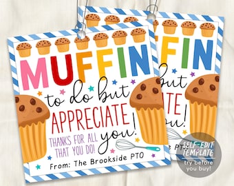 Könnte beinhalten: Ein rechteckiges Geschenkanhänger-Design mit blau-weiß gestreiftem Rand, verziert mit Schokoladenmuffins, einem Schneebesen und bunten Sternen. Der Text lautet: MUFFIN to do but APPRECIATE you! THANKS FOR ALL THAT YOU DO! From: The Brookside PTO.