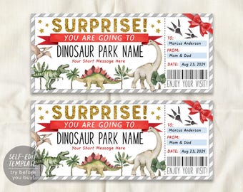 Peut inclure: Deux billets cadeaux rectangulaires identiques avec le texte doré pailleté SURPRISE! YOU ARE GOING TO DINOSAUR PARK NAME. Le design comprend des illustrations à l'aquarelle de dinosaures, de palmiers, un ruban rouge et un code-barres.
