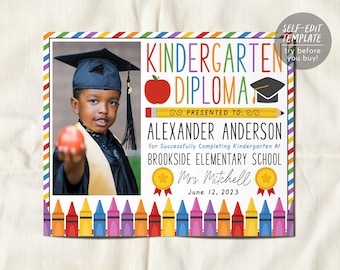 Peut inclure: Un modèle de diplôme de maternelle avec la photo d'un enfant en toque de diplômé, une pomme rouge, un crayon jaune et deux sceaux dorés. Le texte indique Kindergarten Diploma, Alexander Anderson, Brookside Elementary School, Mrs. Mitchell et June 12, 2023, avec une bordure de crayons colorés.
