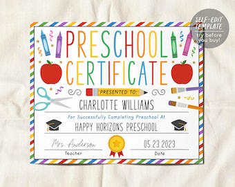 Peut inclure: Un certificat de préscolaire avec une bordure rayée arc-en-ciel, affichant le texte Preschool Certificate, deux pommes rouges, des crayons, des ciseaux, un crayon à papier et des toges. Il inclut le nom Charlotte Williams, Happy Horizons Preschool, Mrs. Anderson et la date 23.05.2023.