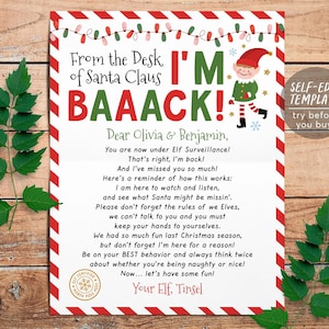 Puede incluir: Una plantilla de carta imprimible con un borde a rayas rojas y blancas, una cadena de luces navideñas y un elfo de dibujos animados. El texto dice From the Desk of Santa Claus I'M BAAACK! Dear Olivia & Benjamin e incluye un poema sobre elfos.