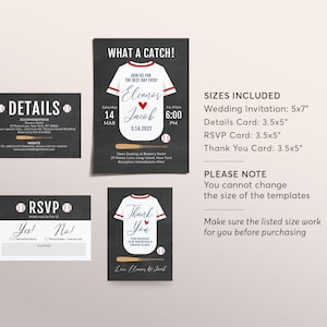 Op de afbeelding: Een set printbare huwelijksuitnodigingen met een baseballthema. De uitnodiging heeft een baseballshirt met de tekst "What a Catch!" en de namen van het paar, "Eleanor & Jacob". De uitnodiging bevat ook de datum en tijd van de bruiloft. De andere kaarten bevatten een detailkaart, een RSVP-kaart en een bedankkaart. De kaarten zijn allemaal zwart-wit met rode en blauwe accenten.