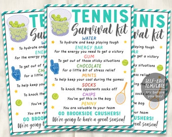 Op de afbeelding: Een afdrukbare checklist voor een tennis-overlevingskit met een blauw-groen kleurenschema. De checklist bevat items zoals water, energieriegel, kauwgom, chocolade, muntjes, sokken, chips en een cent. De tekst luidt "Tennis Survival Kit" en "Go Brookside Crushers! We're going to have a great season!"