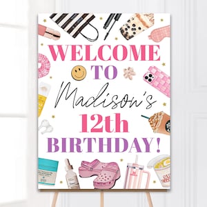 Puede incluir: Un letrero de cumpleaños con las palabras "WELCOME TO Madison's 12th BIRTHDAY!" en rosa y morado. El letrero está decorado con ilustraciones de una carita sonriente, una funda de teléfono, zapatos y otros elementos.