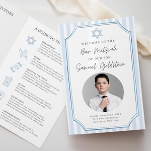 Peut inclure: Une invitation à la Bar Mitzvah avec une bordure à rayures bleues et blanches. L'invitation comprend le texte "Bienvenue à la Bar Mitzvah de notre fils Samuel Goldstein" et une photo d'un jeune garçon. La date et le lieu sont également inclus.