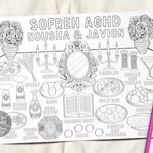 Könnte beinhalten: Eine Schwarzweiß-Zeichnung eines Sofreh Aghd, einem traditionellen persischen Hochzeitsmahl, mit den Namen "Nousha & Javion" oben. Das Mahl umfasst Elemente wie Nüsse, Weizen, Zuckerkegel, Eier, Rosenwasser, ein heiliges Buch, Münzen, wilde Raute, Süßwaren und Gebäck, Früchte, Brot, einen Spiegel, Kerzen und eine Nadel und Faden.