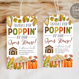 Może przedstawiać: Dwie prostokątne etykiety w jesiennej tematyce z napisem "THANKS FOR POPPIN' BY OUR Open House!" oraz akwarelowym wzorem jesiennych liści, kukurydzy, dyni i popcornu. Etykiety zawierają dane kontaktowe i etykietę "SELF-EDIT TEMPLATE".