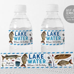 Puede incluir: Etiquetas para botellas de agua con fondo a rayas azul y blanco. Las etiquetas presentan una ilustración de dibujos animados de peces, cañas de pescar y un barco. El texto en las etiquetas dice "Lake Water" y "William's 5th Birthday".