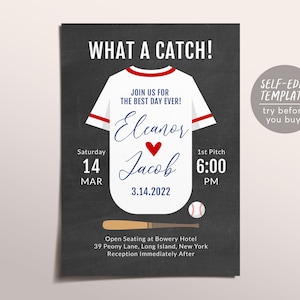 Op de afbeelding: Een baseball-thema huwelijksuitnodiging met een wit baseballshirt met rode en blauwe accenten. De uitnodiging luidt "What a Catch!" en bevat de namen "Eleanor" en "Jacob" met een rood hart ertussen. De datum is "3.14.2022" en de tijd is "6:00 PM".