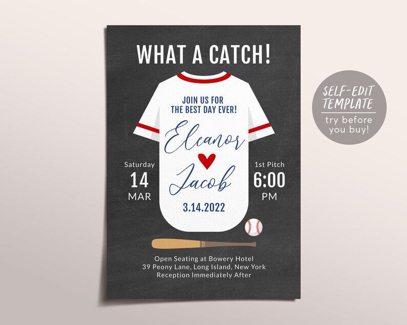 Op de afbeelding: Een baseball-thema huwelijksuitnodiging met een wit baseballshirt met rode en blauwe accenten. De uitnodiging luidt "What a Catch!" en bevat de namen "Eleanor" en "Jacob" met een rood hart ertussen. De datum is "3.14.2022" en de tijd is "6:00 PM".