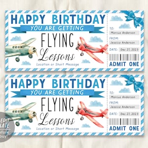 Puede incluir: Billete de cumpleaños imprimible con fondo a rayas azul y blanco. El billete dice "Feliz cumpleaños, estás recibiendo clases de vuelo" con una ilustración de avión rojo y azul. El billete tiene espacio para el nombre del destinatario, la fecha y el nombre del donante.