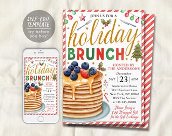 Puede incluir: Una plantilla de invitación para un brunch festivo con una pila de panqueques cubiertos con arándanos y una fresa, decorada con luces navideñas, un árbol de Navidad y el texto Join Us For A Holiday Brunch Hosted By The Andersons.
