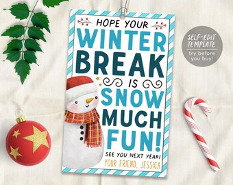 Puede incluir: Una etiqueta de regalo rectangular con un borde de rayas azul claro y blanco. El texto dice HOPE YOUR WINTER BREAK IS SNOW MUCH FUN! SEE YOU NEXT YEAR! YOUR FRIEND, JESSICA. Un muñeco de nieve con gorro rojo y bufanda a cuadros a la izquierda.