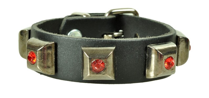 Lederarmband PYRAMIDENNIETEN, Leder, leather, Armbank, bracelet, black, Niete, rivet, rot, red, weiß, white, Strassniete, rhinestone Bild 1