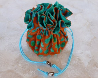 Smyckespåse i batik, orange och aqua prickar med silverpärlor