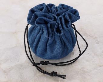 Smyckespåse i mellanblått denim med svart snöre för män och kvinnor