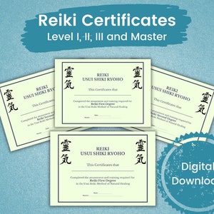 Op de afbeelding: Drie crèmekleurige certificaten met zwarte tekst en een zwart-wit symbool in de linkerbovenhoek. De certificaten zijn voor Reiki-niveaus I, II en Master. De tekst op de certificaten luidt "Reiki Usui Shiki Ryoho" en "Dit certificaat dat". De certificaten bevinden zich op een blauwe achtergrond met de tekst "Digitaal downloaden" in een blauwe cirkel.